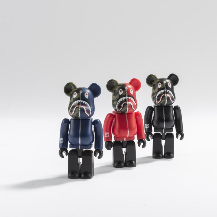 Bild 3 zu Objekt, BE@RBRICK x Bape 1st Camo Shark 1000%, 1st Camo Shark 100%, 1st Camo Shark Red 100%, 1st Camo Shark Navy 100%, 2017, MEDICOM TOY, 169E 1090