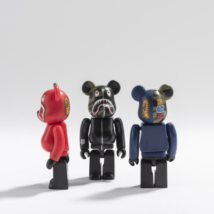 Bild 4 zu Objekt, BE@RBRICK x Bape 1st Camo Shark 1000%, 1st Camo Shark 100%, 1st Camo Shark Red 100%, 1st Camo Shark Navy 100%, 2017, MEDICOM TOY, 169E 1090