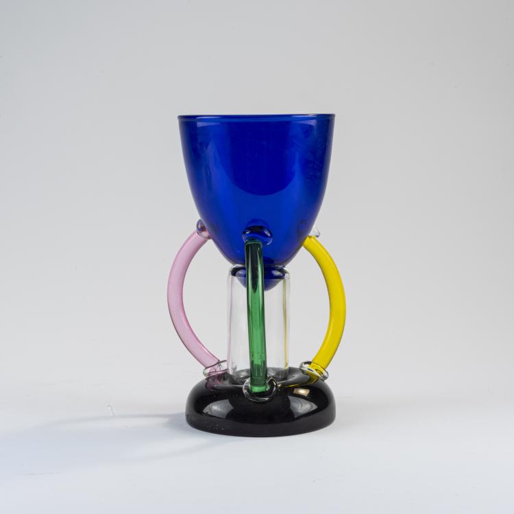 Bild 1 zu Objekt, 'Deneb' vase object, 1982, Ettore Sottsass, Memphis, Mailand; Toso Vetri d'Arte, Murano, 170A 261
