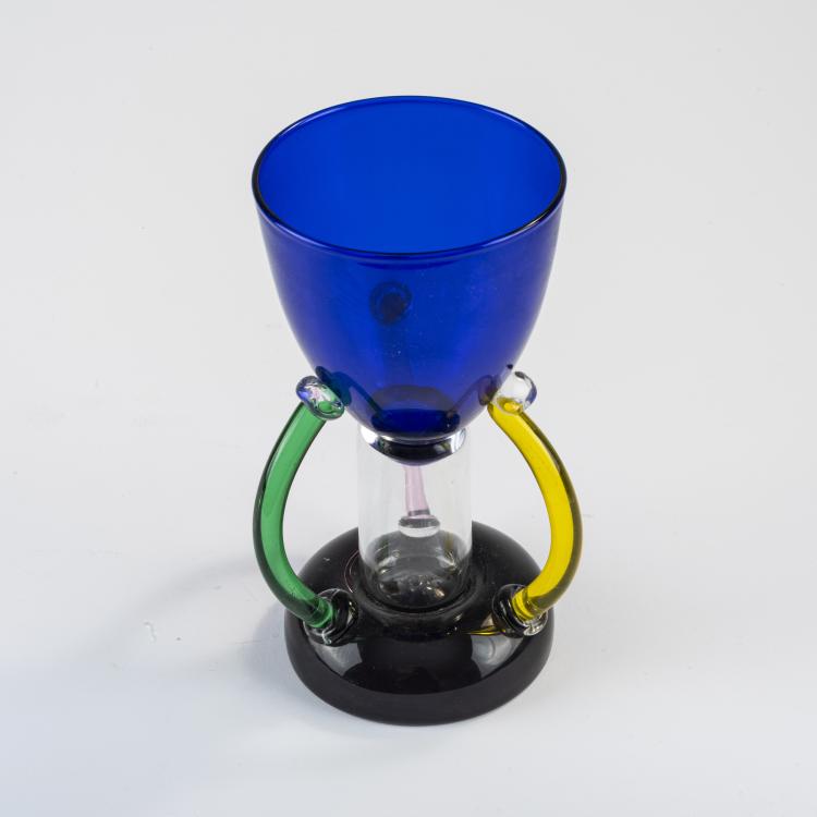 Bild 2 zu Objekt, 'Deneb' vase object, 1982, Ettore Sottsass, Memphis, Mailand; Toso Vetri d'Arte, Murano, 170A 261