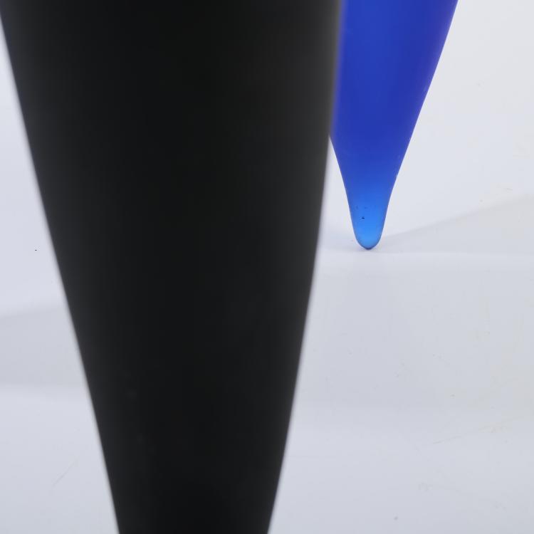 Bild 7 zu Objekt, Coffee table  'Trois &Eacute;tranget&eacute;s sous un Mur', 1988, Philippe Starck, Daum Crystal, Nancy, 170B 455