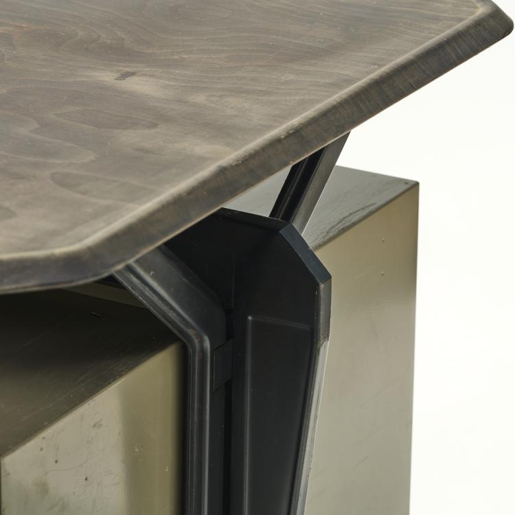 Bild 4 zu Objekt, 'Arco' desk with clamp light and paper basket, 1963, Studio B.B.P.R.,Gian Luigi Banfi,Ludovico Barbiano di Belgiojoso,Enrico Peressutti,Ernesto Nathan Rogers, Olivetti, Ivrea, 170A 51