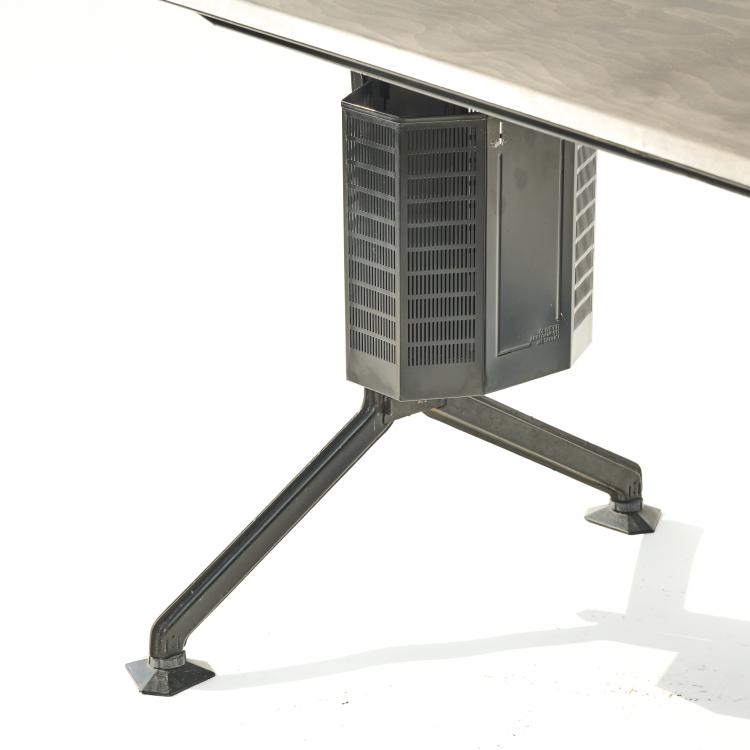 Bild 5 zu Objekt, 'Arco' desk with clamp light and paper basket, 1963, Studio B.B.P.R.,Gian Luigi Banfi,Ludovico Barbiano di Belgiojoso,Enrico Peressutti,Ernesto Nathan Rogers, Olivetti, Ivrea, 170A 51