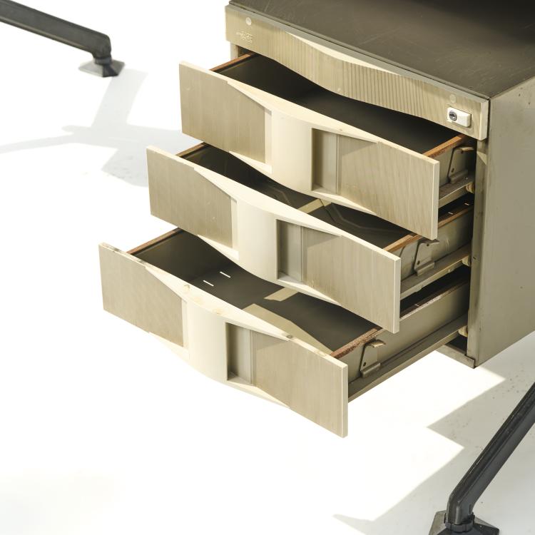 Bild 7 zu Objekt, 'Arco' desk with clamp light and paper basket, 1963, Studio B.B.P.R.,Gian Luigi Banfi,Ludovico Barbiano di Belgiojoso,Enrico Peressutti,Ernesto Nathan Rogers, Olivetti, Ivrea, 170A 51