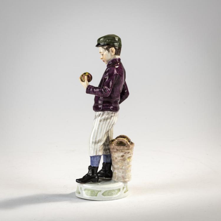 Bild 1 zu Objekt, 'Boy with Apple and Basket', 1905-10, Alfred Otto Adalbert K&ouml;nig, Meissen, KPM, 171C 530