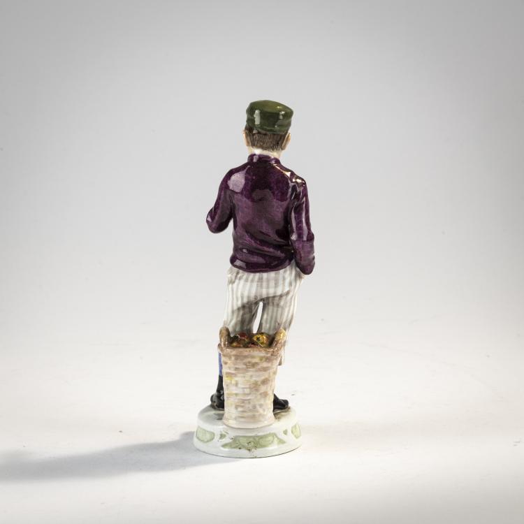 Bild 2 zu Objekt, 'Boy with Apple and Basket', 1905-10, Alfred Otto Adalbert K&ouml;nig, Meissen, KPM, 171C 530