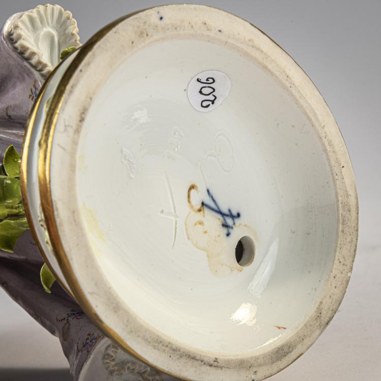 Bild 5 zu Objekt, 'Dame, Lilien pfl&uuml;ckend', 1897, Emmerich Andresen, Meissen, KPM, 171C 521