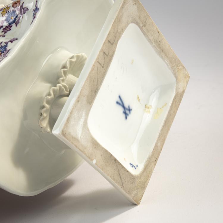 Bild 5 zu Objekt, 'Lady donning a rose', 1914, Richard Langer, Meissen, KPM, 171C 538