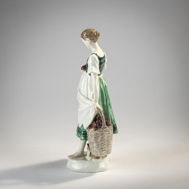 Bild 1 zu Objekt, 'Girl with a Basket of Apples', 1904, Karl Theodor Eichler, Meissen, KPM, 171C 526