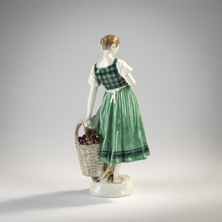 Bild 2 zu Objekt, 'Girl with a Basket of Apples', 1904, Karl Theodor Eichler, Meissen, KPM, 171C 526