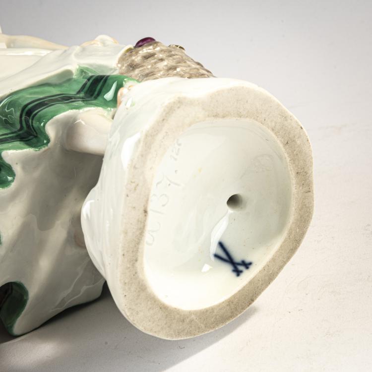 Bild 4 zu Objekt, 'Girl with a Basket of Apples', 1904, Karl Theodor Eichler, Meissen, KPM, 171C 526