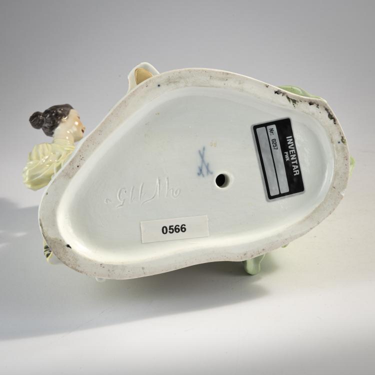 Bild 4 zu Objekt, 'Three girls playing blind man's bluff', 1905, Karl Theodor Eichler, Meissen, KPM, 171C 528