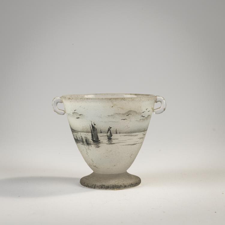 Bild 1 zu Objekt, Miniature 'Delft' vase with handles, 1899, Daum Fr&egrave;res, Nancy, 171A 26