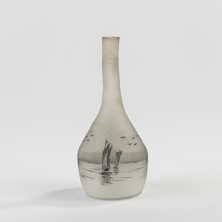 Bild 1 zu Objekt, Miniaturvase 'Delft', 1899, Daum Fr&egrave;res, Nancy, 171A 27