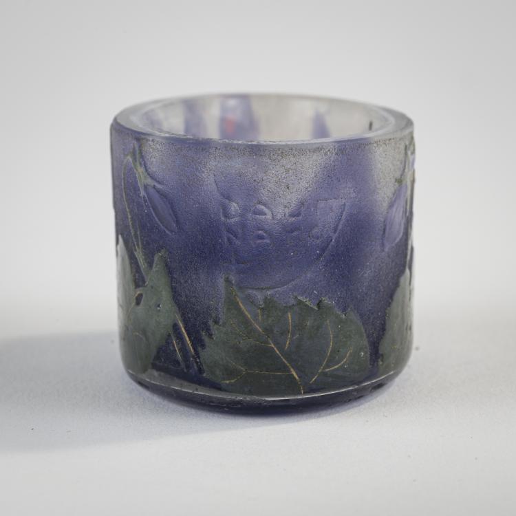 Bild 2 zu Objekt, Miniaturschale 'Violettes des Bois', um 1905, Daum Fr&egrave;res, Nancy, 171A 42