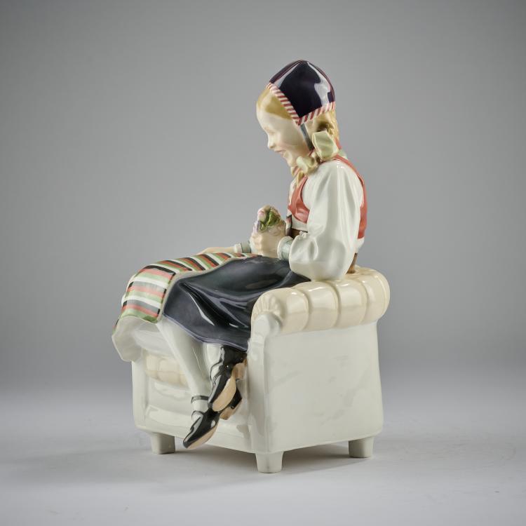 Bild 2 zu Objekt, 'Child in an armchair', 1908, Karl Himmelsto&szlig;, Berlin, KPM, 171C 486