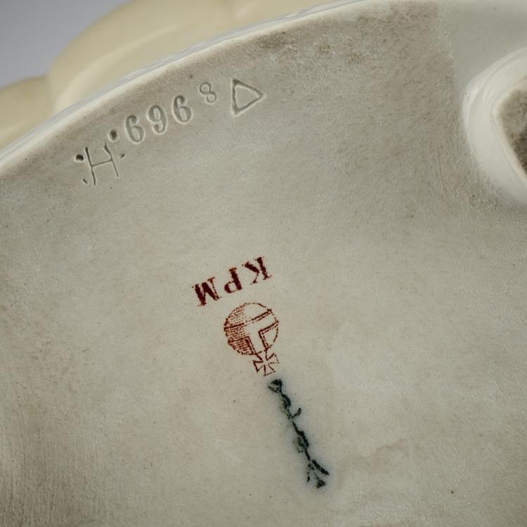 Bild 5 zu Objekt, 'Child in an armchair', 1908, Karl Himmelsto&szlig;, Berlin, KPM, 171C 486