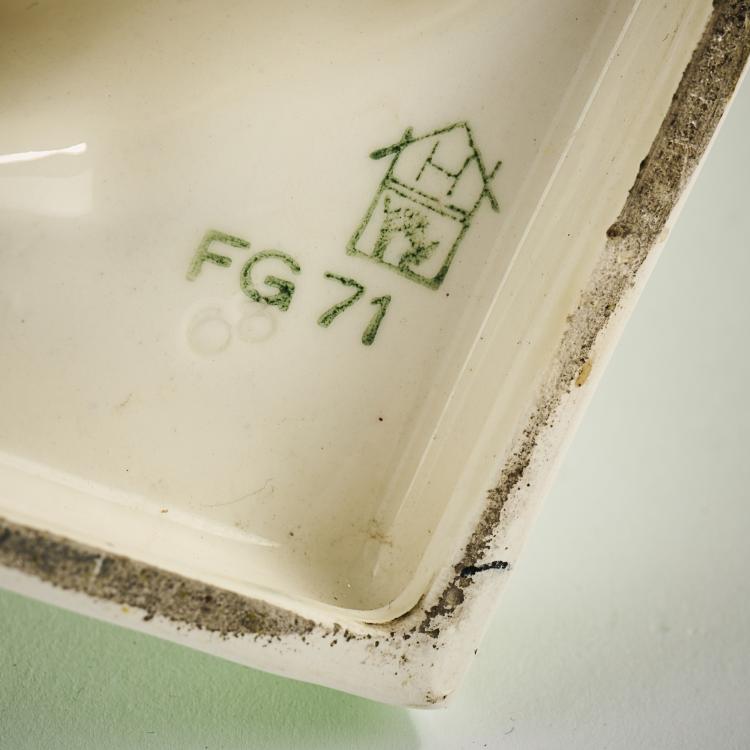 Bild 4 zu Objekt, Seated with a book, c. 1930, Hertwig & Co., Katzh&uuml;tte, 171C 606