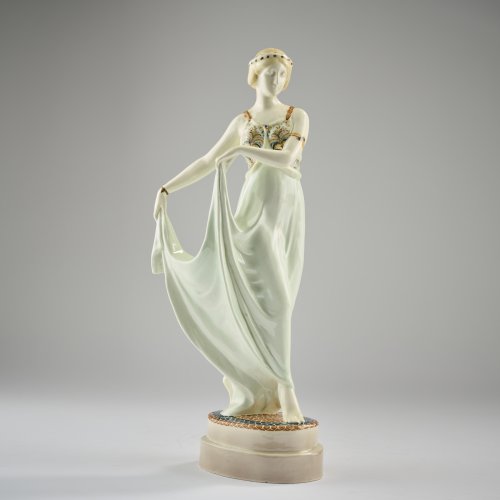 'Schreitende Tänzerin, ihr langes Kleid seitlich hochhebend', um 1913/14