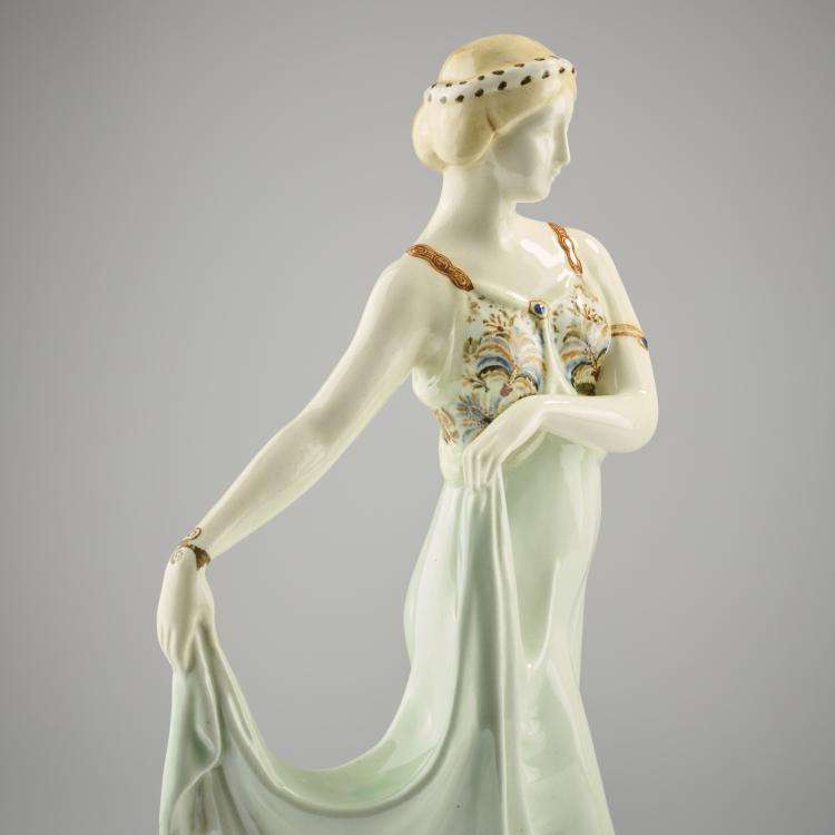 Bild 6 zu Objekt, 'Stepping dancer, lifting her long dress to the side', c. 1913/14, Max Valentin, Goldscheider, Wien, 171C 565