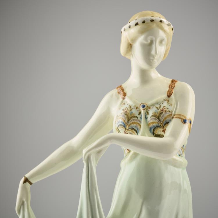 Bild 7 zu Objekt, 'Stepping dancer, lifting her long dress to the side', c. 1913/14, Max Valentin, Goldscheider, Wien, 171C 565