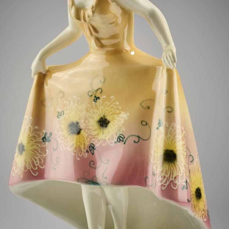 Bild 7 zu Objekt, 'Stehende T&auml;nzerin mit Biedermeierfrisur', um 1926, Josef Lorenzl, Goldscheider, Wien, 171C 581