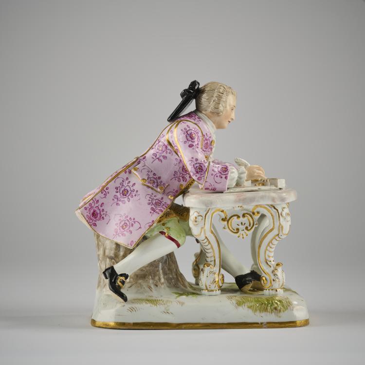 Bild 3 zu Objekt, 'Cavalier at the desk', 1740, Johann Joachim Kaendler, Meissen, KPM, 171C 504