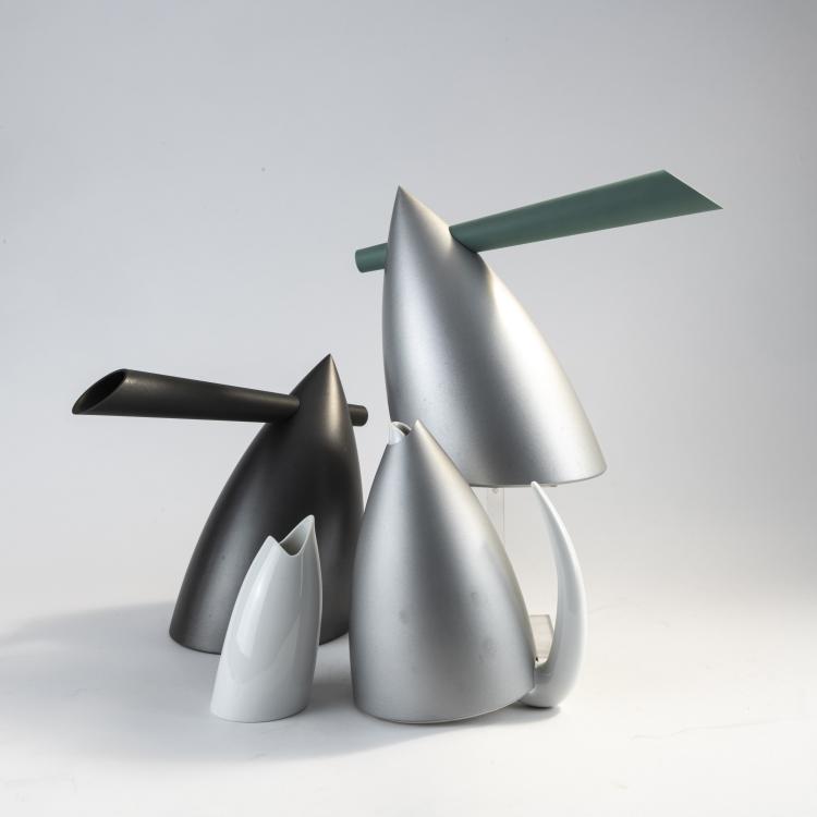 Bild 2 zu Objekt, Zwei Kannen 'Hot Bertaa', Teekanne 'Ti Tang' und Milchk&auml;nnchen 'Sumi Tang', 1990/91, Philippe Starck, Alessi, Crusinallo; Alessi Tendentse, Mailand, 172A 68