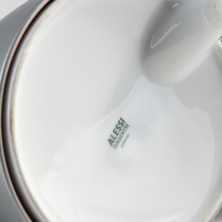 Bild 3 zu Objekt, Zwei Kannen 'Hot Bertaa', Teekanne 'Ti Tang' und Milchk&auml;nnchen 'Sumi Tang', 1990/91, Philippe Starck, Alessi, Crusinallo; Alessi Tendentse, Mailand, 172A 68