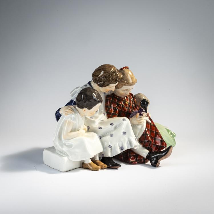 Bild 1 zu Objekt, 'Vier Kinder beim Betrachten einer Puppe, auf einer Bank sitzend', 1906, Konrad Hentschel, Mei&szlig;en, 171B 342