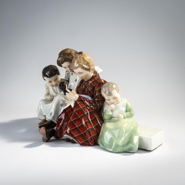 Bild 2 zu Objekt, 'Vier Kinder beim Betrachten einer Puppe, auf einer Bank sitzend', 1906, Konrad Hentschel, Mei&szlig;en, 171B 342