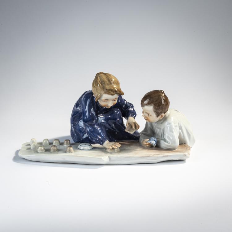 Hauptbild zu Objekt, 'Zwei Kinder, Sandformen backend', 1906, Konrad Hentschel, Mei&szlig;en, 171B 340