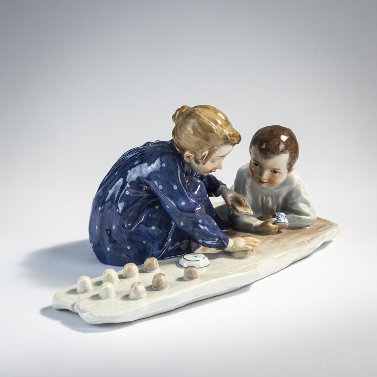 Bild 1 zu Objekt, 'Zwei Kinder, Sandformen backend', 1906, Konrad Hentschel, Mei&szlig;en, 171B 340