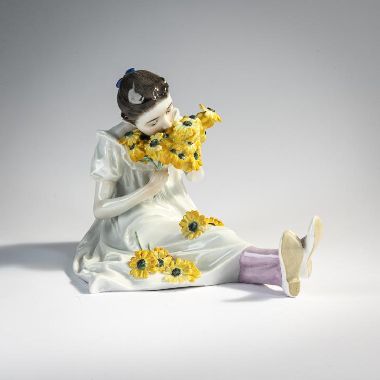 Hauptbild zu Objekt, 'Sitting girl smelling a bouquet of flowers', 1905, Konrad Hentschel, Meissen, 171B 339