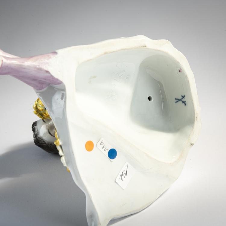 Bild 2 zu Objekt, 'Sitting girl smelling a bouquet of flowers', 1905, Konrad Hentschel, Meissen, 171B 339