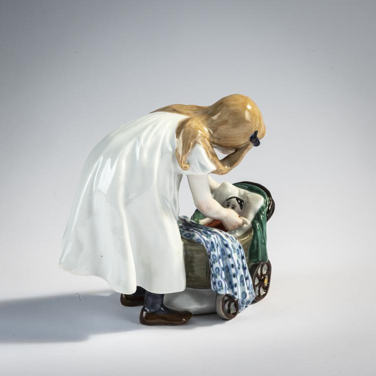 Bild 1 zu Objekt, 'Girl bending over with a doll on a doll's carriage', 1905, Konrad Hentschel, Meissen, 171B 338
