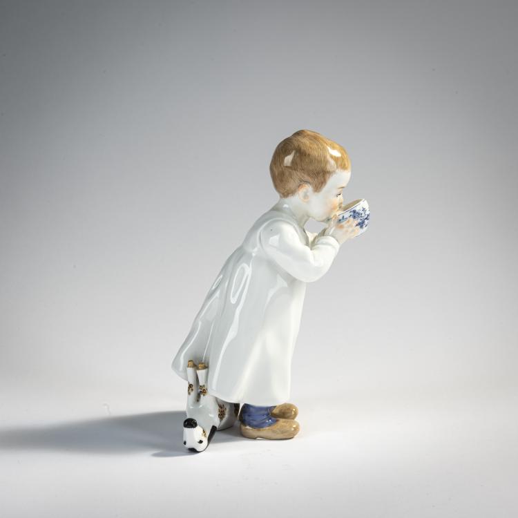 Hauptbild zu Objekt, 'Standing child drinking from an onion pattern cup', 1905, Konrad Hentschel, Mei&szlig;en, 171B 331