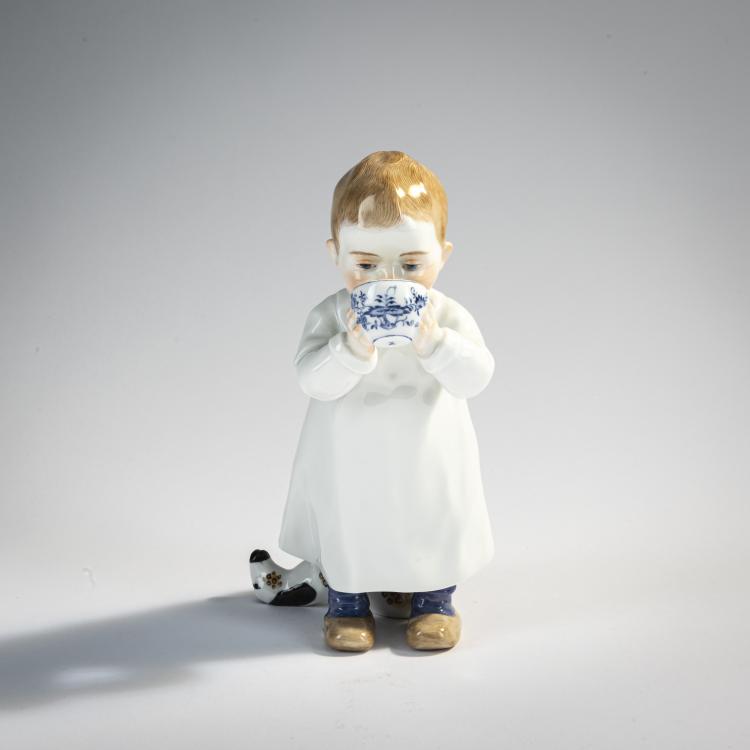 Bild 1 zu Objekt, 'Standing child drinking from an onion pattern cup', 1905, Konrad Hentschel, Mei&szlig;en, 171B 331