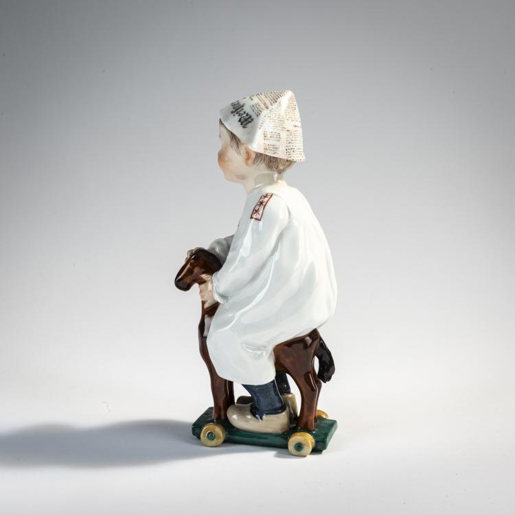 Bild 1 zu Objekt, 'Child with newspaper cap, riding a wooden horse', 1905, Konrad Hentschel, Mei&szlig;en, 171B 333