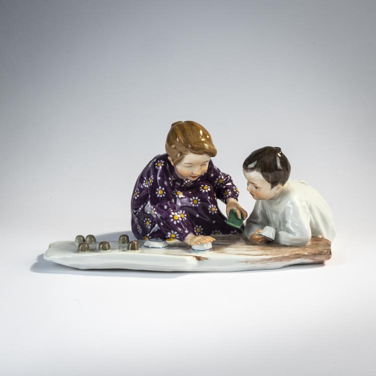 Hauptbild zu Objekt, 'Two children making sand molds', 1906 / before 1924, Konrad Hentschel, Meissen, KPM, 176C 642