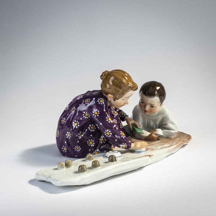 Bild 1 zu Objekt, 'Two children making sand molds', 1906 / before 1924, Konrad Hentschel, Meissen, KPM, 176C 642