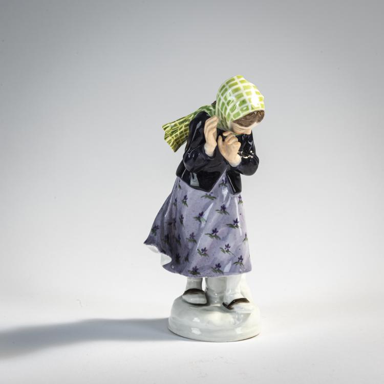 Hauptbild zu Objekt, 'M&auml;dchen, Schneeb&auml;lle abwehrend', 1905-10, Alfred Otto Adalbert K&ouml;nig, Mei&szlig;en, 171B 345