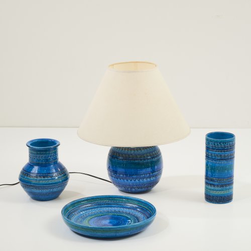 Zwei Vasen, ein Teller, eine Tischleuchte 'Rimini Blue', 1950er Jahre
