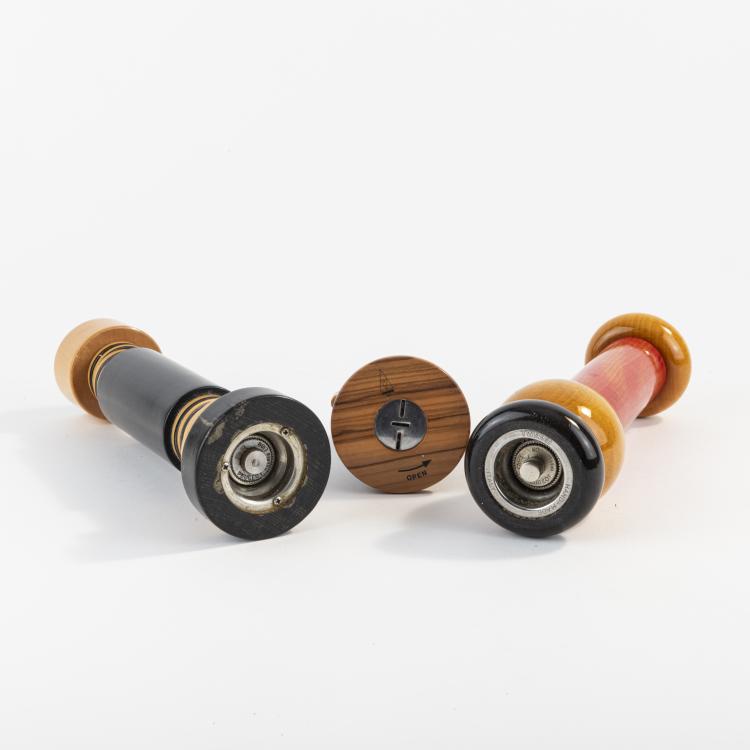 Bild 2 zu Objekt, Zwei Pfefferm&uuml;hlen 'MP 210' und 'MP 0215', 1989 und eine Muskatnussm&uuml;hle 'MS 0240', 1989, Ettore Sottsass, Alessi Twergi, Crusinallo, 173A 226