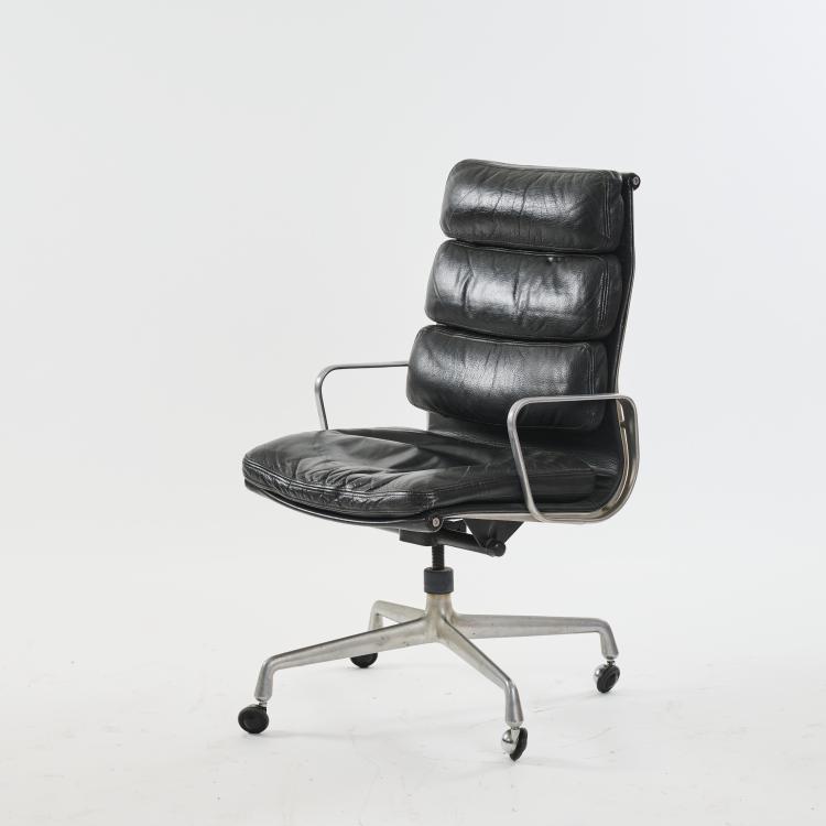 Hauptbild zu Objekt, Armlehnstuhl 'Soft Pad High Back', 1969, Charles Eames, ICF Cadsana, Mailand, 173B 376