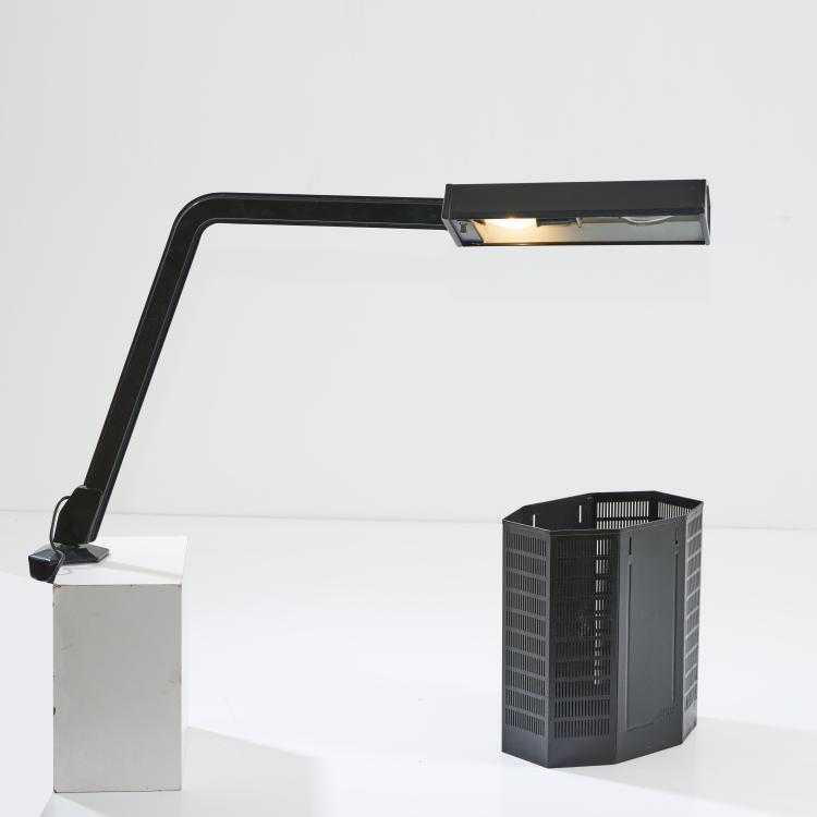 Bild 1 zu Objekt, Schreibtisch 'Arco' mit Klemmleuchte und Papierkorb, 1963, Studio B.B.P.R.,Gian Luigi Banfi,Ludovico Barbiano di Belgiojoso,Enrico Peressutti,Ernesto Nathan Rogers, Olivetti, Ivrea, 173A 131