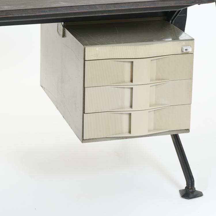 Bild 4 zu Objekt, Schreibtisch 'Arco' mit Klemmleuchte und Papierkorb, 1963, Studio B.B.P.R.,Gian Luigi Banfi,Ludovico Barbiano di Belgiojoso,Enrico Peressutti,Ernesto Nathan Rogers, Olivetti, Ivrea, 173A 131