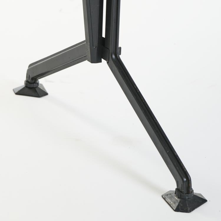 Bild 6 zu Objekt, Schreibtisch 'Arco' mit Klemmleuchte und Papierkorb, 1963, Studio B.B.P.R.,Gian Luigi Banfi,Ludovico Barbiano di Belgiojoso,Enrico Peressutti,Ernesto Nathan Rogers, Olivetti, Ivrea, 173A 131