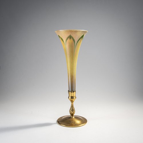 Kelchvase mit Bronzefuß, um 1906