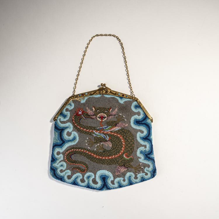 Hauptbild zu Objekt, B&uuml;geltasche mit chinesischem Drachen, um 1900, 174A 436